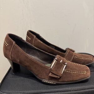 Aerosole Road Snap Brown Suede Buckle Loafer Kitten Heels SZ 8.5M Good Condition